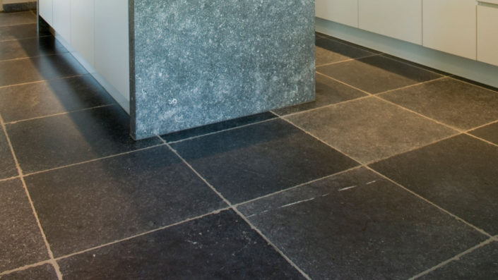 asian-blue-antico-kalkstein-gulv