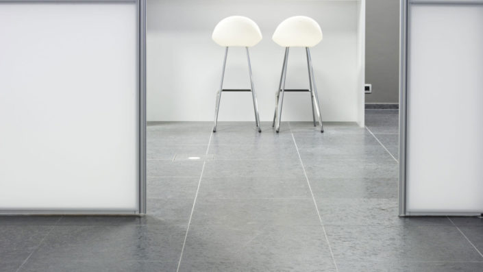 steel-grey-granitt-gulv